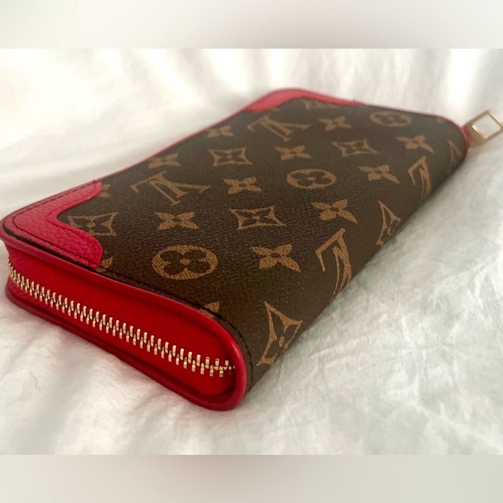 👑✅PRICE FIRM✅ Red and Brown Fashion Large Retiro Zip Around Wallet - Picture 3 of 16